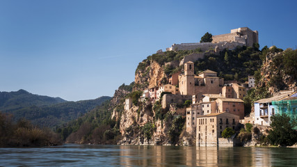 Fototapeta premium Vista del pueblo de Miravet junto al río Ebro. Tarragona. España
