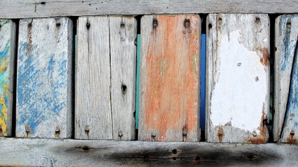 Rückenlehne einer alten Holzbank mit Farbe, die abblättert