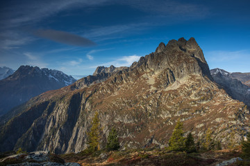 Die wunderbare Bergwelt des Wallis im Herbst