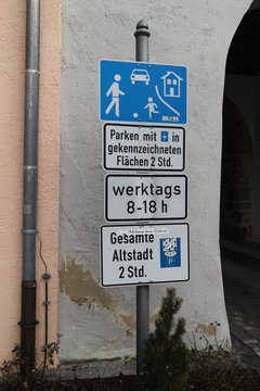 Schild Spielstraße/ Parken werktags