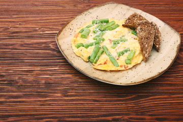 Obraz na płótnie Canvas Scrambled eggs with green beans and toast, healthy and nutrition
