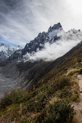 Die wunderbare Bergwelt der Alpen im Herbst