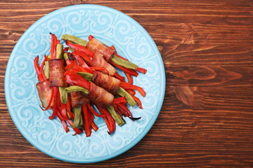 Delicious bacon-wrapped green beans and pepper bell, healthy and