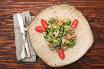 Stir fry with chicken, mushrooms and broccoli low carb high prot