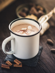 Heiße Schokolade in Emaille Tasse