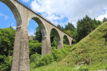 Fototapeta na wymiar Viadukt führt über ein Tal