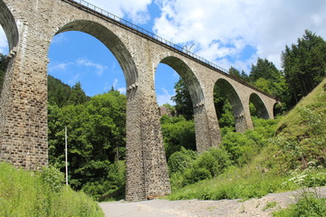 Fototapeta na wymiar Viadukt führt über ein Tal