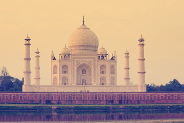 Obraz premium View to Taj Mahal across Yamuna river, Agra, India