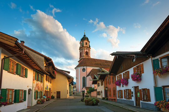Ballenhausgasse street, houses decorated with flowers, Sankt Peter & Paul church, Mittenwald, Germany
