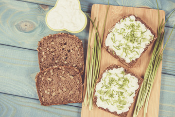 Sandwiches with cottage cheese and chives.