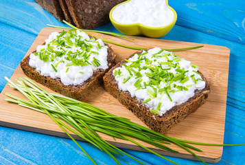 Sandwiches with cottage cheese and chives.