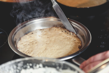 Table knife turns pancake in frying pan