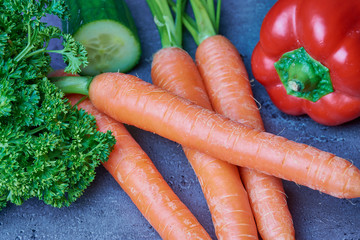 Verschiedene Gemüse wie Karotten, Paprika, Salatgurke mit Petersilie