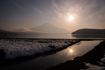 Obraz premium Sunset over Lake Yamanaka and Mt. Fuji