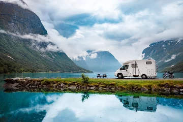 Foto op Plexiglas Familie vakantie reizen RV, vakantie reis in camper © Andrei Armiagov