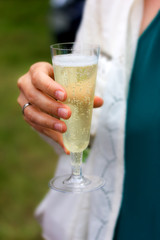 eine Frau hält ein Glas Champagner