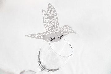 Namenskarten für eine Hochzeit in Form von einem Vogel