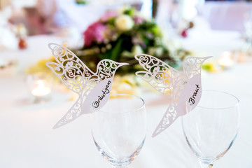 Namenskarten für eine Hochzeit in Form von einem Vogel