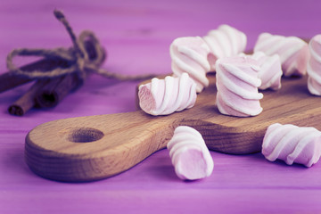 Obraz na płótnie Canvas marshmallow candy on a pink wooden background