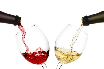 Küchenrückwand glas motiv Wein Rot- und Weißwein aus einer Flasche in ein Weinglas auf weißem Hintergrund gegossen, isoliert