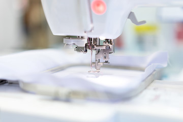 Automatic sewing machine and item of clothing