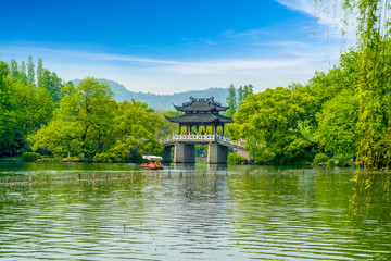 Obraz premium Beautiful scenery and architectural landscape in West Lake, Hangzhou