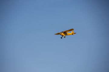 Fototapeta na wymiar Gelbes Sportflugzeug am strahlend blauen Himmel