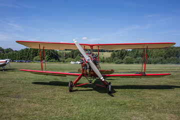 Obraz na płótnie Canvas Doppeldecker Flugzeug auf Wiese