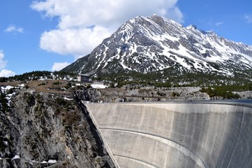 Obraz na płótnie Canvas The dam in the National Park