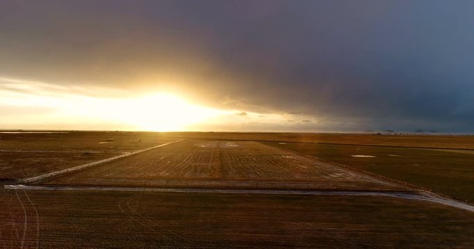 champs avec coucher de soleil