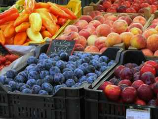 Etal de marchand de fruits et légumes.