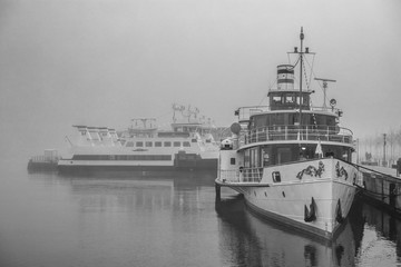 Schiff im Hafen von Kiel bei Nebel