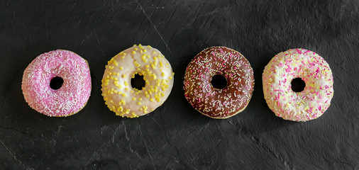 assortiment de donuts colorés aligné