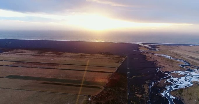 champs avec coucher de soleil