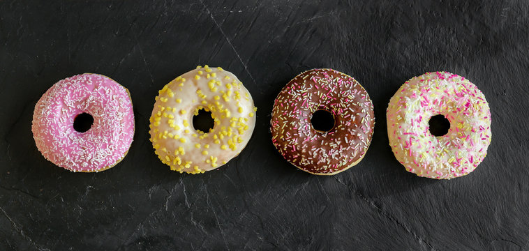 assortiment de donuts colorés aligné