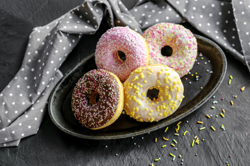 assortiment de donuts colorés présentation