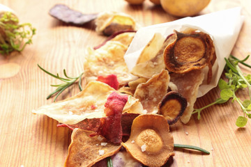 Gemüsechips Kartoffelchips Snack Tüte Tisch Gemüse Kartoffeln Chips frisch