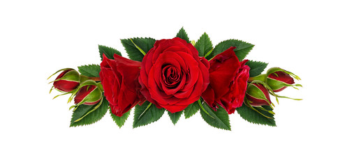 Naklejka premium Czerwone kwiaty róży, pąki i liście w układzie kwiatowym