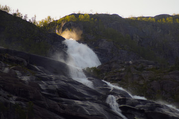 Sonne bei einem Wasserfall
