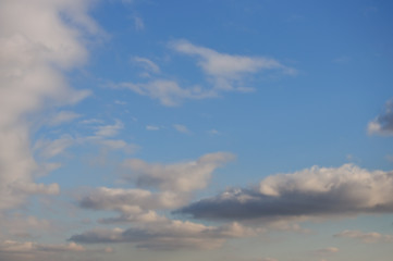 Obraz premium Himmel mit hellen, grauen und recht dunklen Wolken an einem kühlen Wintertag 