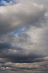 Himmel mit hellen, grauen und recht dunklen Wolken an einem kühlen Wintertag
