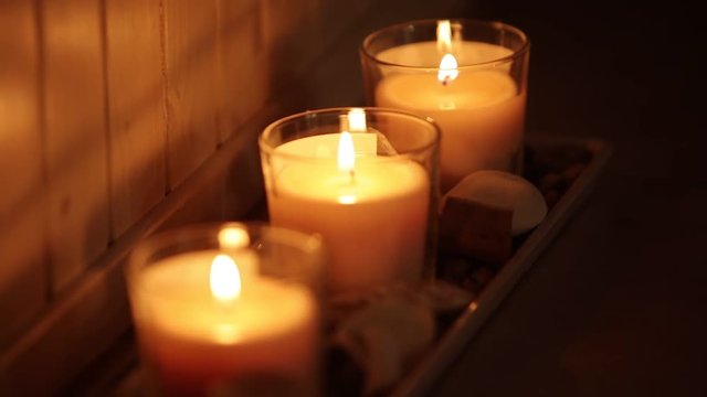 Candele accese nell'area relax alle terme