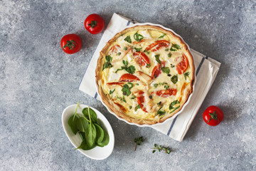 Pie ( quiche) with chicken, spinach and tomatoes