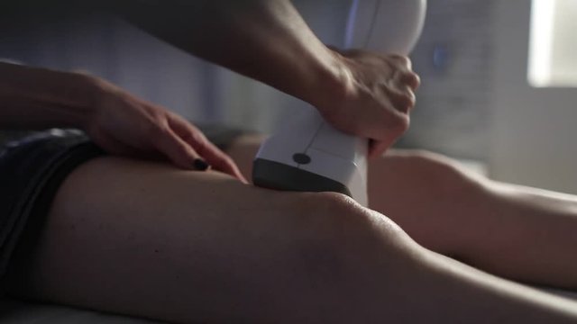 Depilazione laser, cura del corpo su ragazza