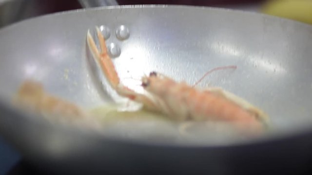Padella su induzione con gamberi, crostacei e soffritto