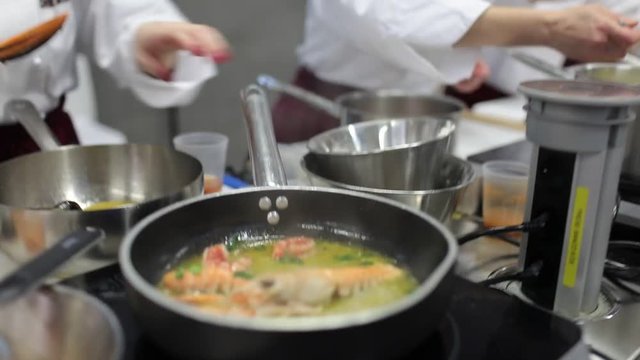 Padella su induzione con gamberi, crostacei e soffritto
