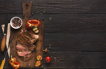 Cercles muraux Viande Grilled meat and vegetables on rustic wooden table