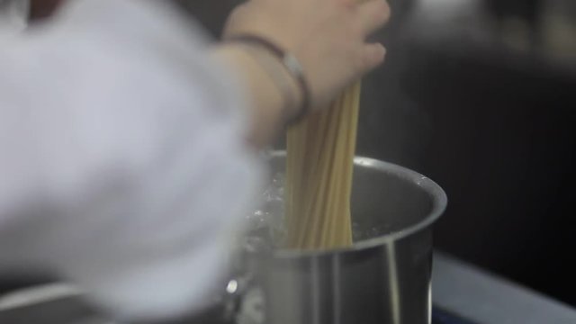 Padella su piastra induzione con pasta, in cottura slow motion