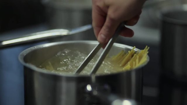 Padella su piastra induzione con pasta, in cottura slow motion