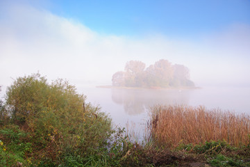 mglisty poranek nad jeziorem © TOP67